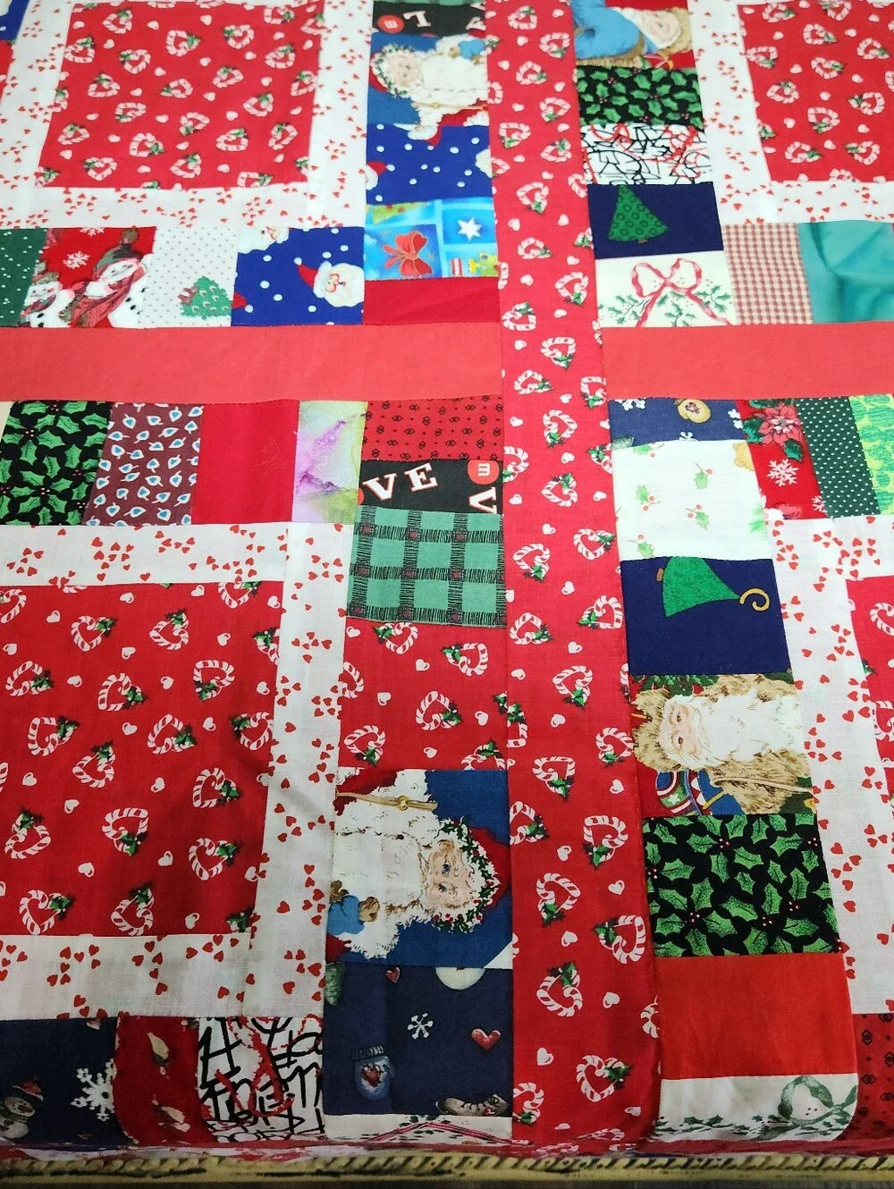 🎄 Cozy Up Your Holidays with this Handmade Christmas Quilt! 🎄